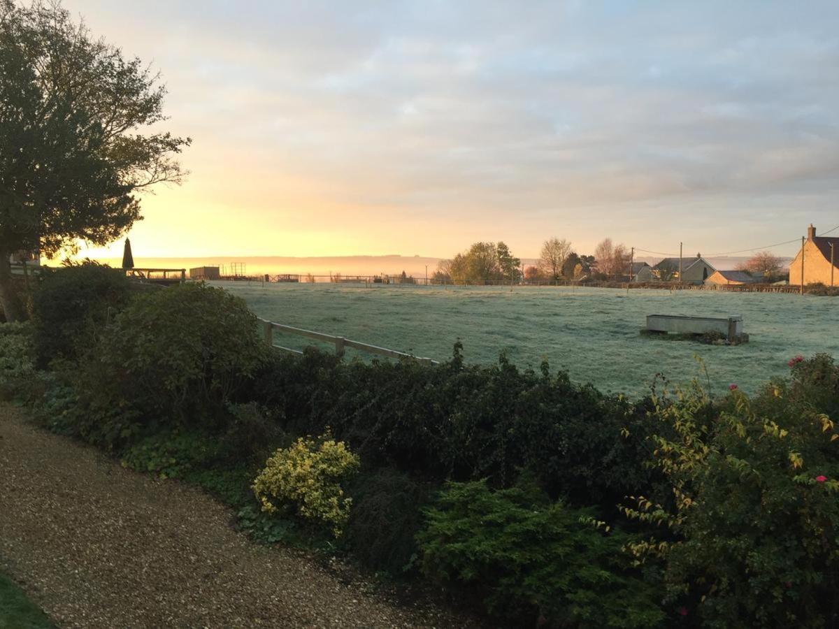 Rew Farm Country And Equestrian Accommodation - Sunset Lodge Melksham Exterior photo